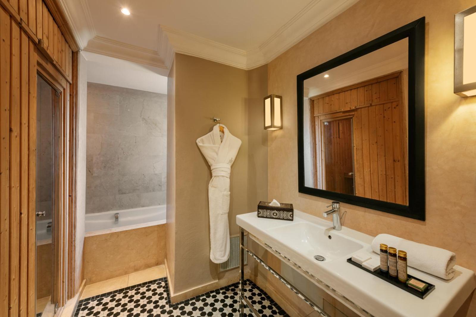 Hivernage Hotel & Spa Marrakesh Luaran gambar A bathroom at the hotel